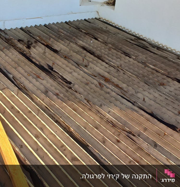 רצפת עץ עם קרשים מונחים עליה